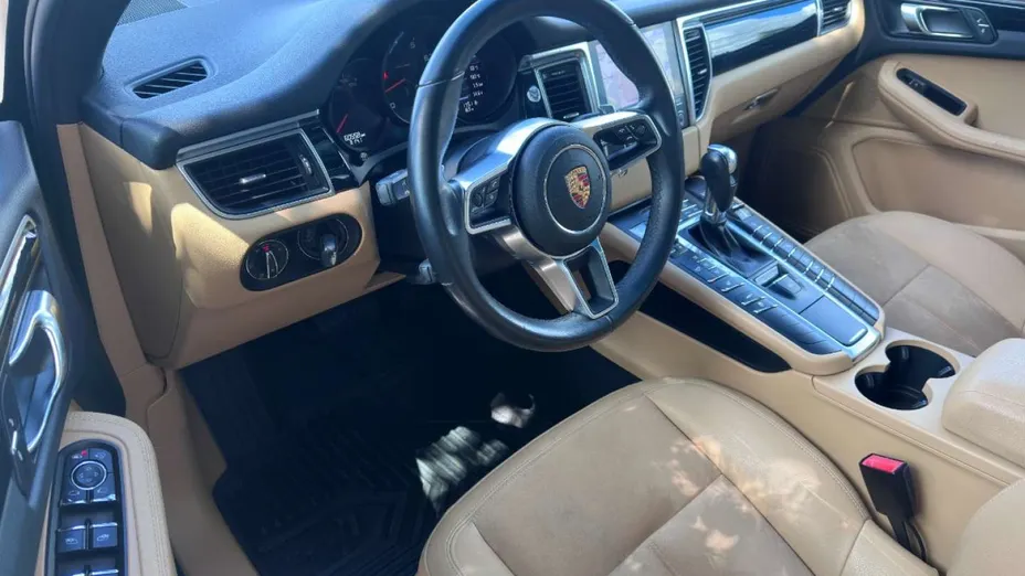 PORSCHE Macan -