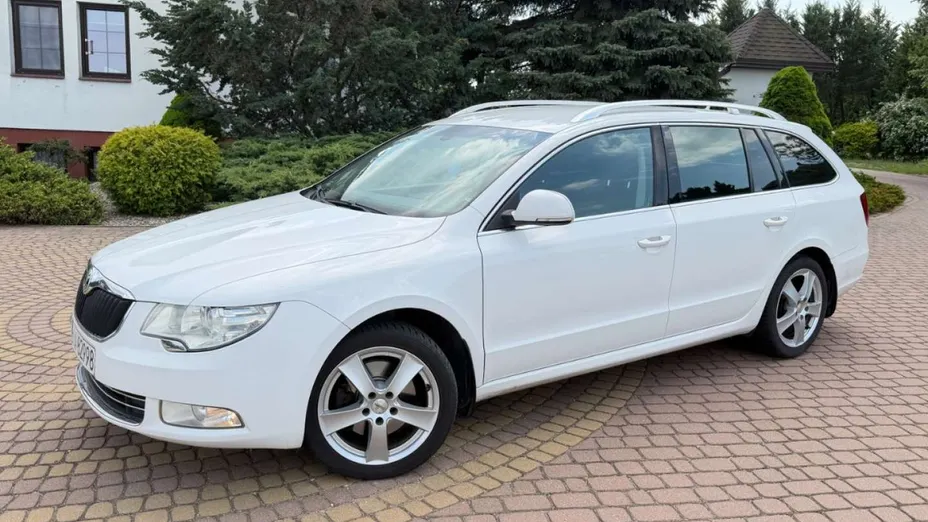 SKODA Superb -