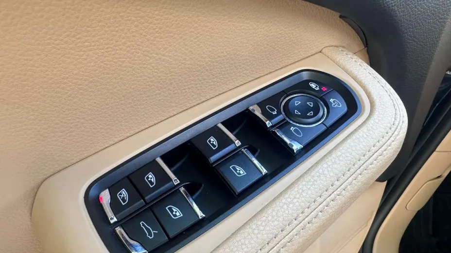 PORSCHE Macan -