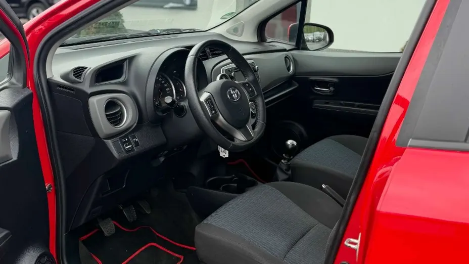 TOYOTA Yaris -
