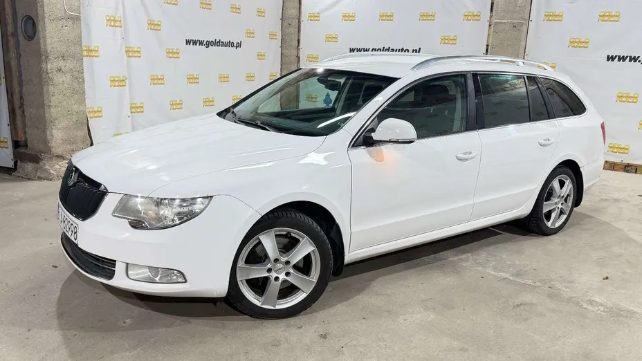 SKODA Superb -