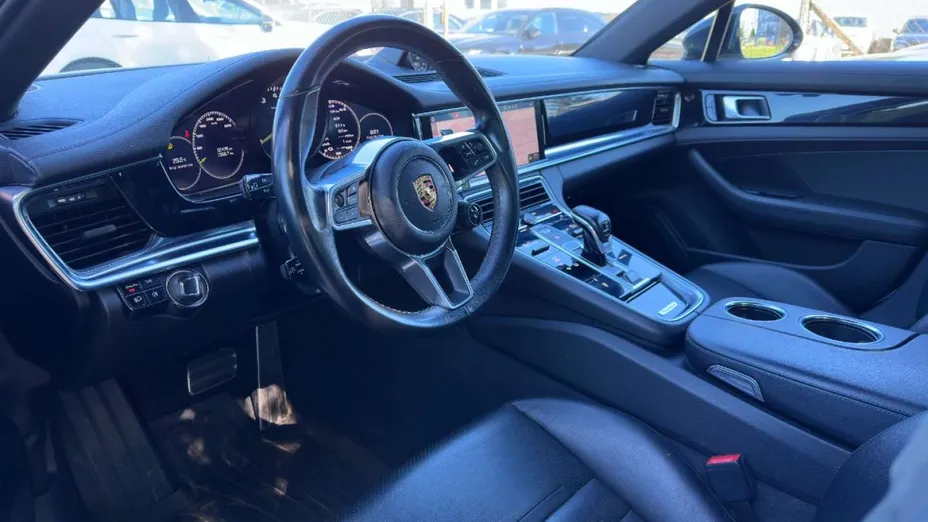 PORSCHE Panamera -