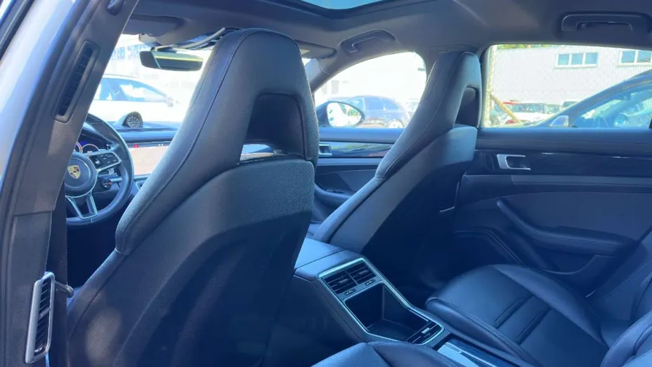 PORSCHE Panamera -