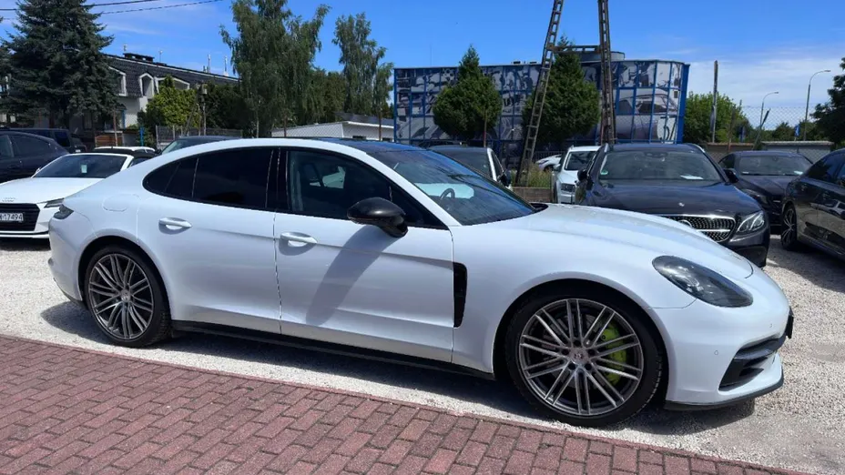PORSCHE Panamera -