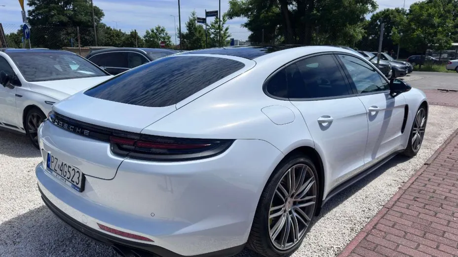 PORSCHE Panamera -