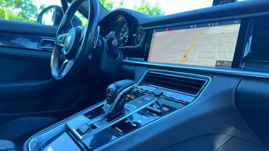 PORSCHE Panamera -