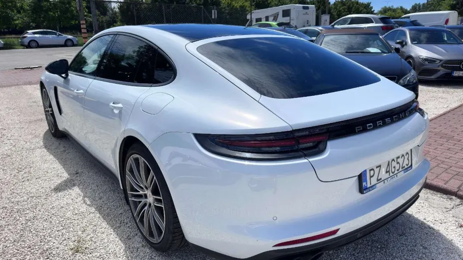 PORSCHE Panamera -