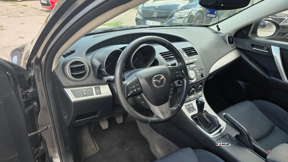 MAZDA 3 -