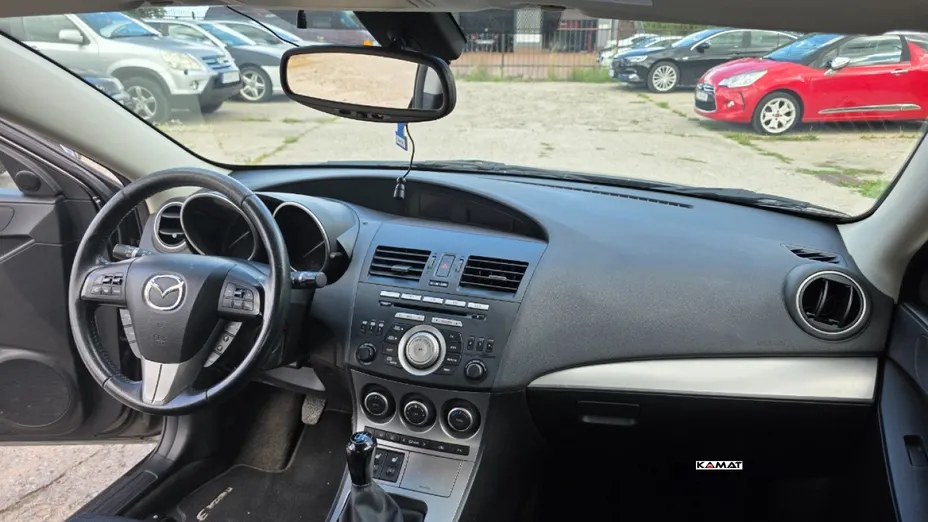 MAZDA 3 -
