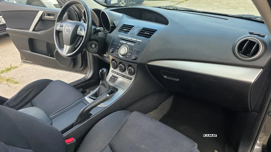 MAZDA 3 -