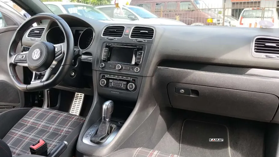 VOLKSWAGEN Golf -