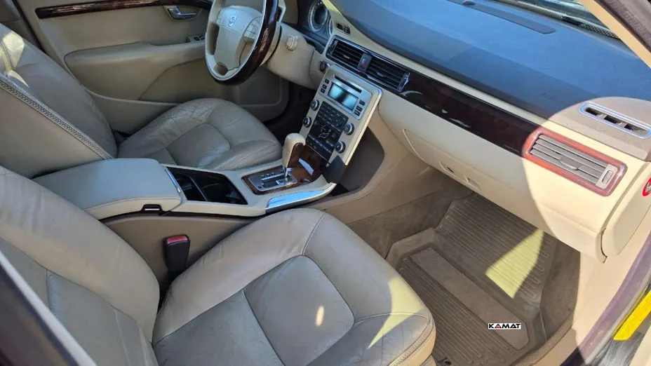 VOLVO XC70 -