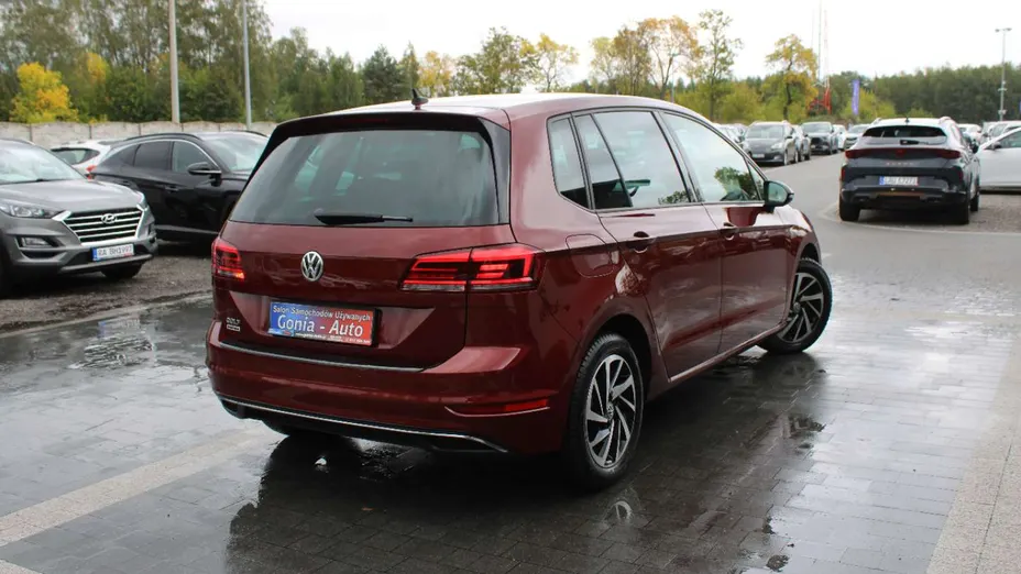 VOLKSWAGEN Golf Sportsvan -