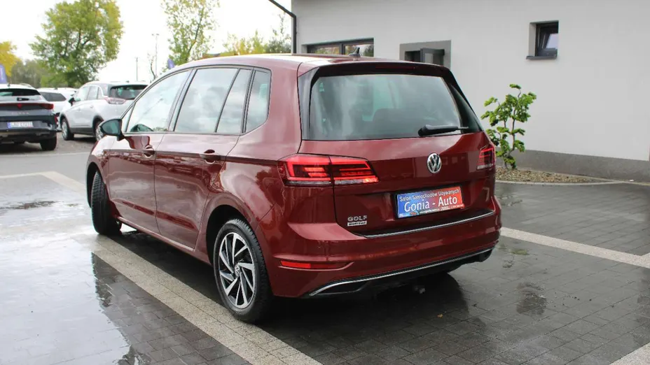 VOLKSWAGEN Golf Sportsvan -