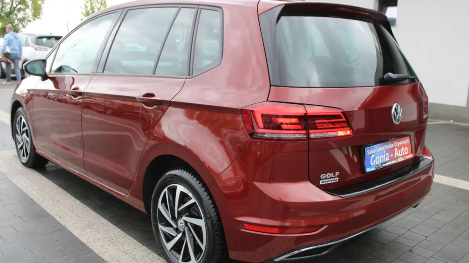 VOLKSWAGEN Golf Sportsvan -