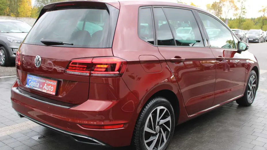 VOLKSWAGEN Golf Sportsvan -