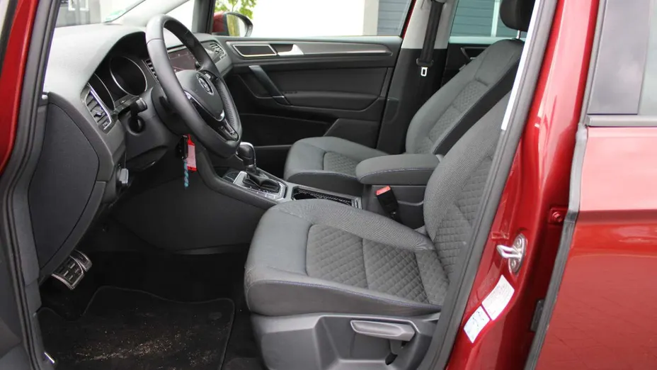 VOLKSWAGEN Golf Sportsvan -