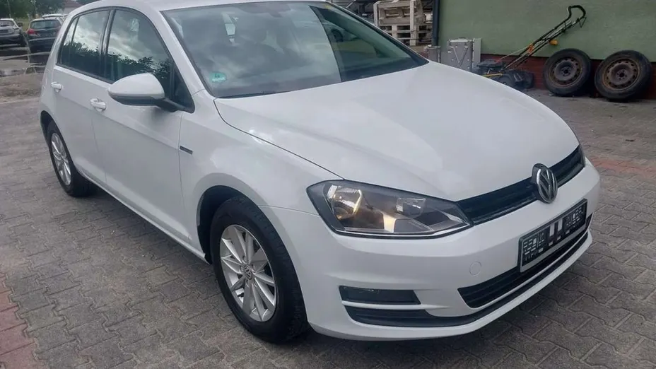 VOLKSWAGEN Golf -