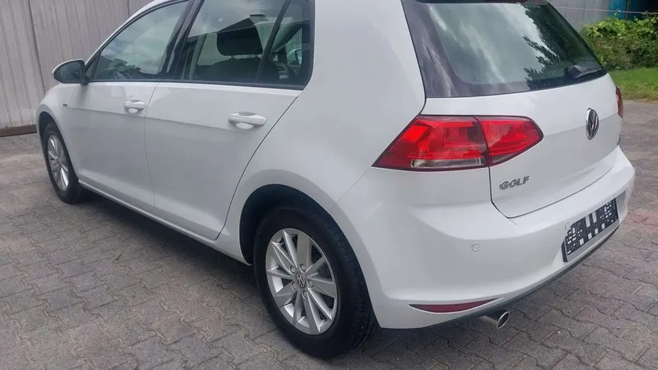 VOLKSWAGEN Golf -