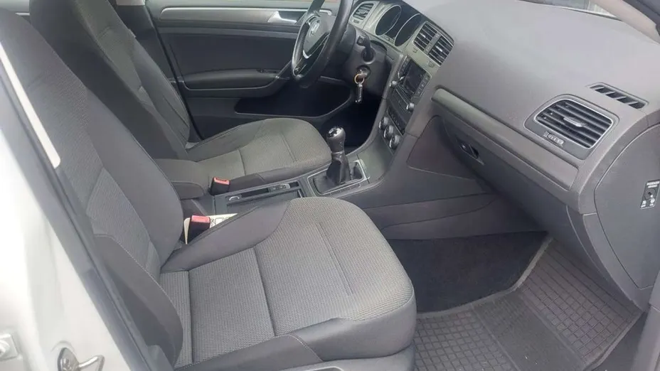 VOLKSWAGEN Golf -