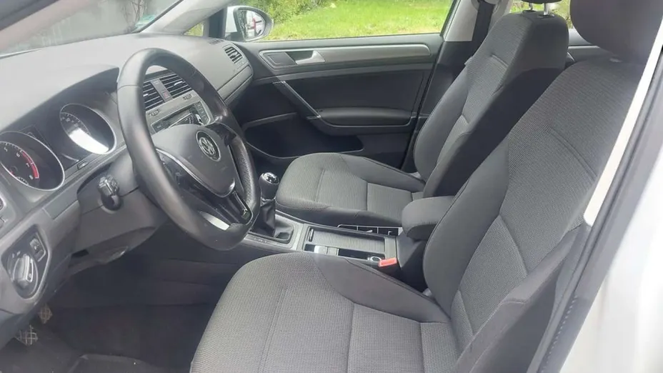 VOLKSWAGEN Golf -