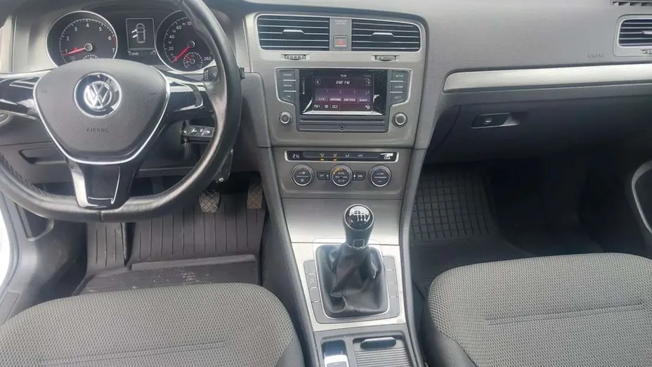 VOLKSWAGEN Golf -