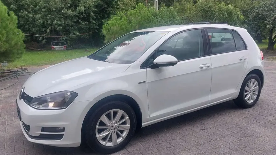 VOLKSWAGEN Golf -