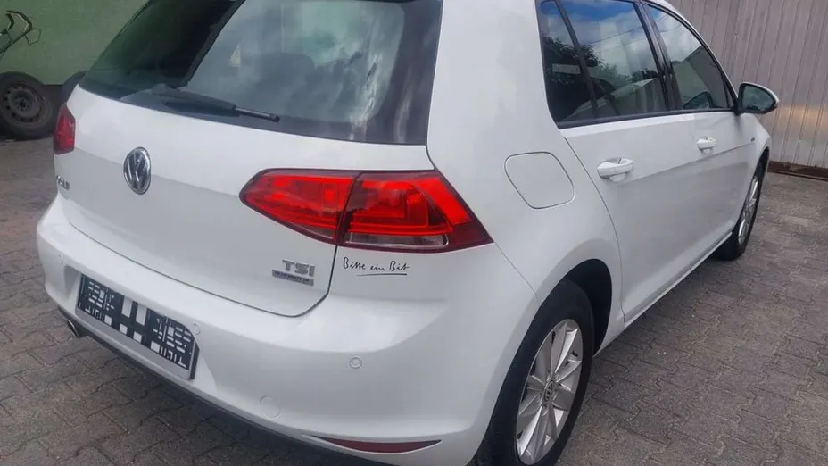 VOLKSWAGEN Golf -