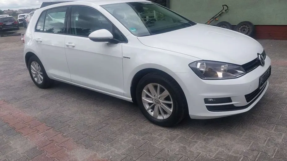 VOLKSWAGEN Golf -