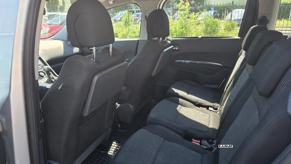 PEUGEOT 5008 -