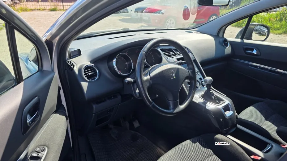 PEUGEOT 5008 -