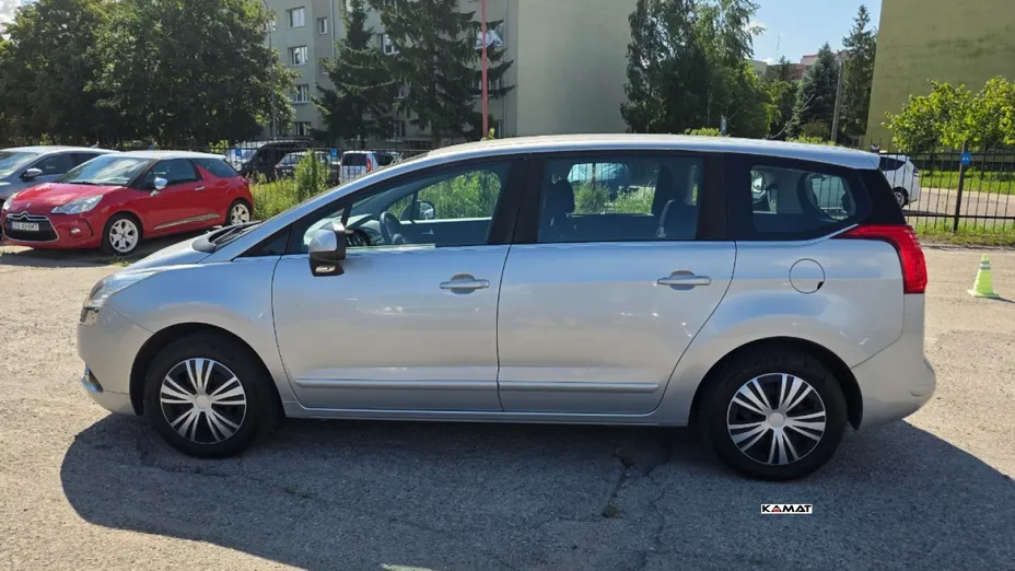 PEUGEOT 5008 -