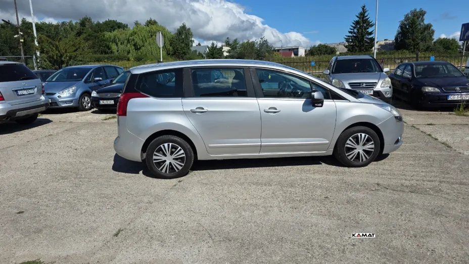 PEUGEOT 5008 -