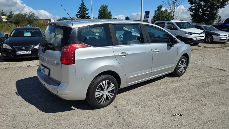 PEUGEOT 5008 -