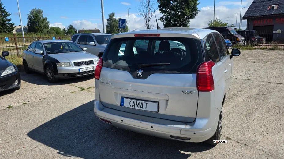 PEUGEOT 5008 -