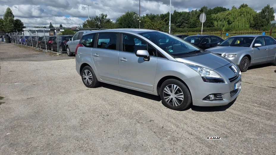 PEUGEOT 5008 -