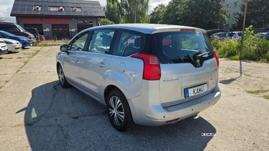 PEUGEOT 5008 -