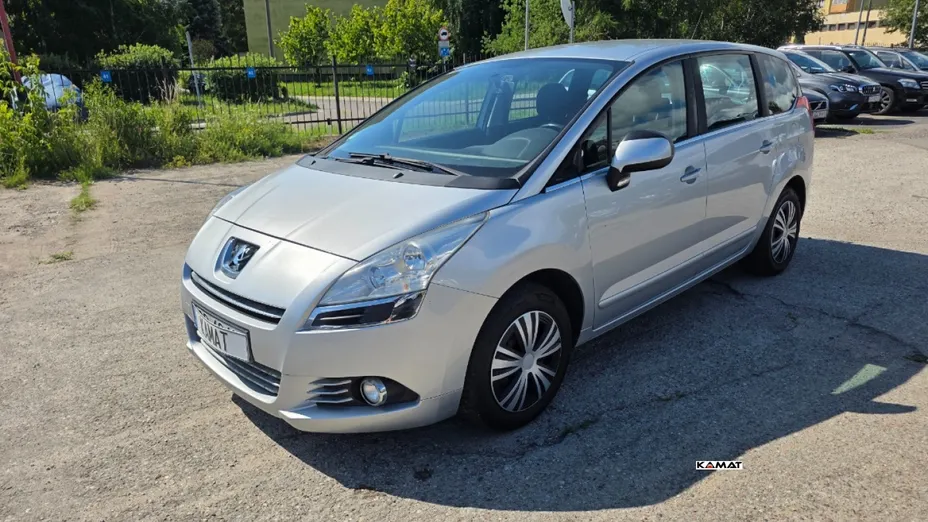 PEUGEOT 5008 -