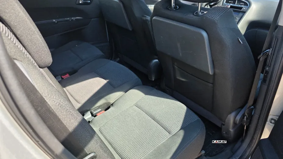 PEUGEOT 5008 -