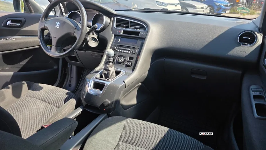 PEUGEOT 5008 -