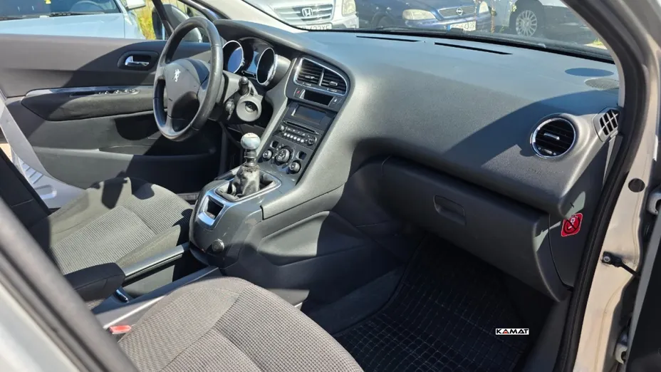 PEUGEOT 5008 -
