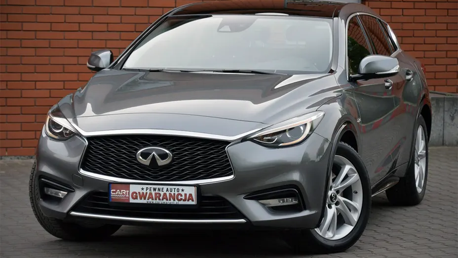 INFINITI Q30 -