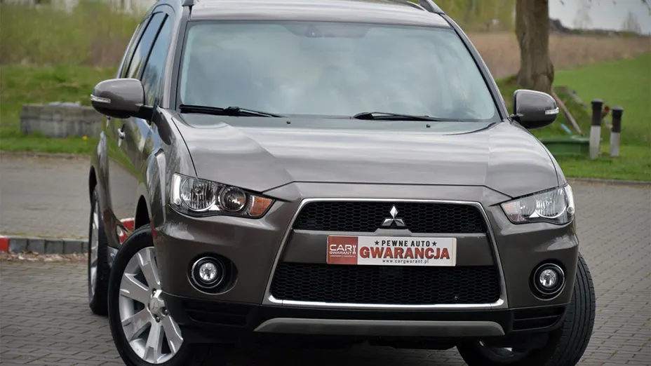 MITSUBISHI Outlander -