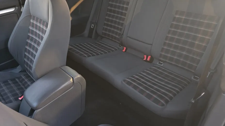 VOLKSWAGEN Golf -