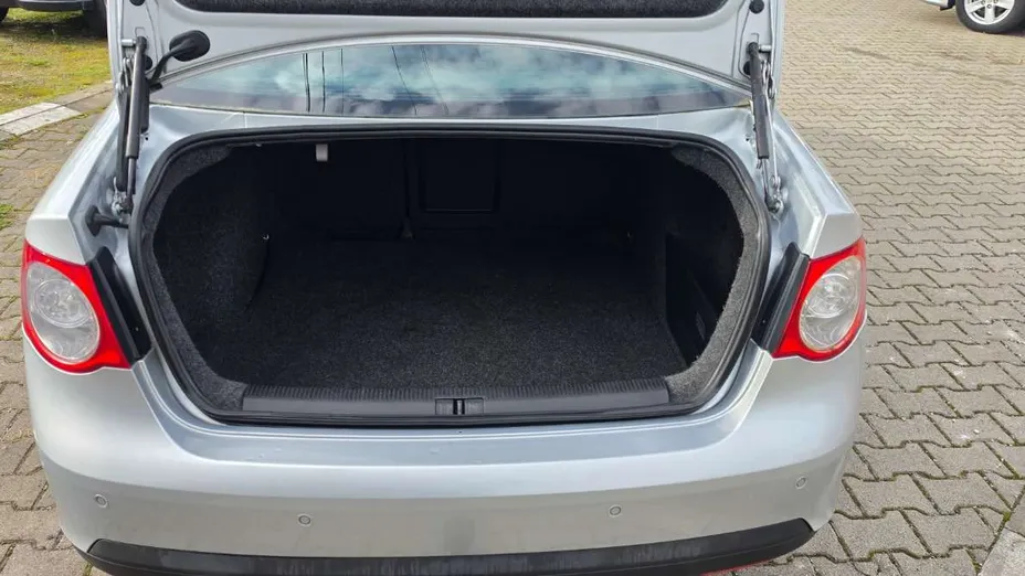 VOLKSWAGEN Jetta -