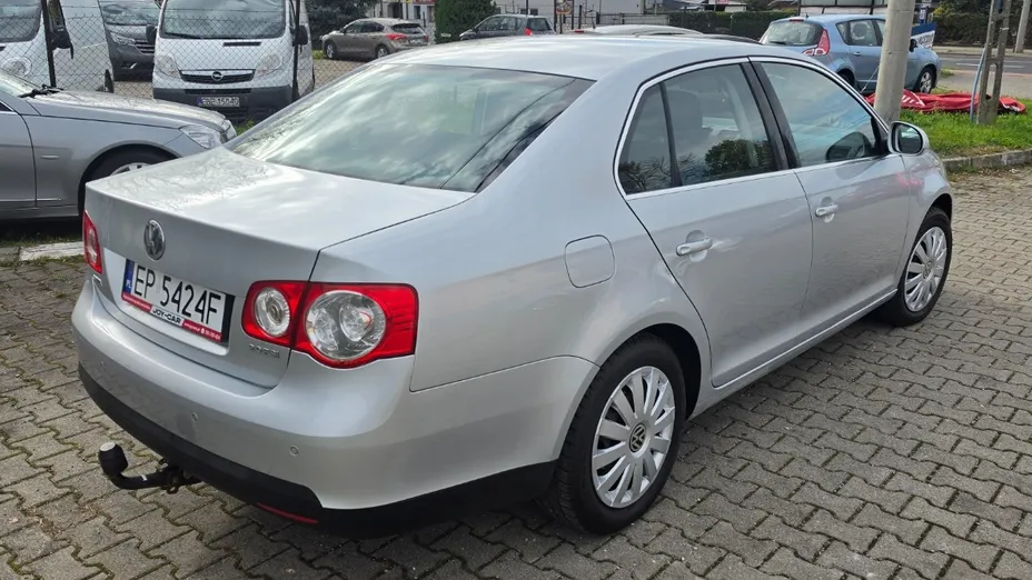 VOLKSWAGEN Jetta -