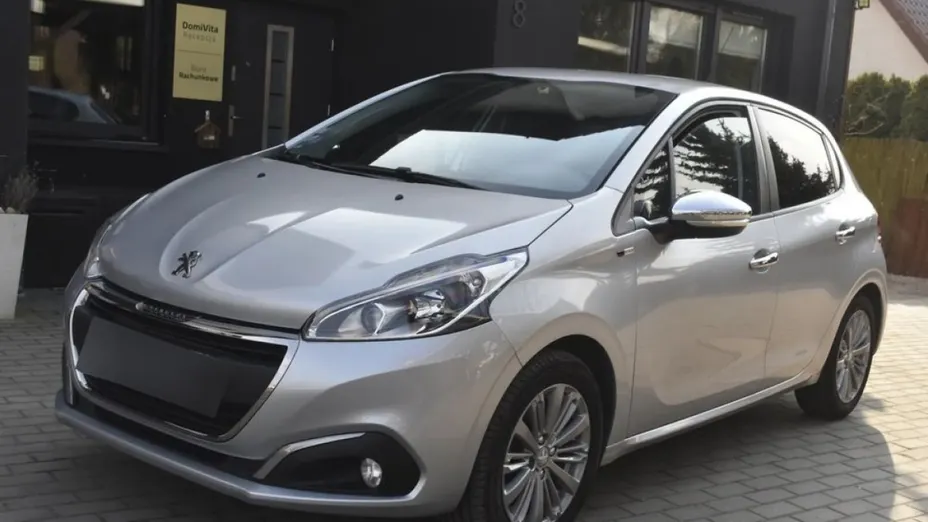 PEUGEOT 208 -