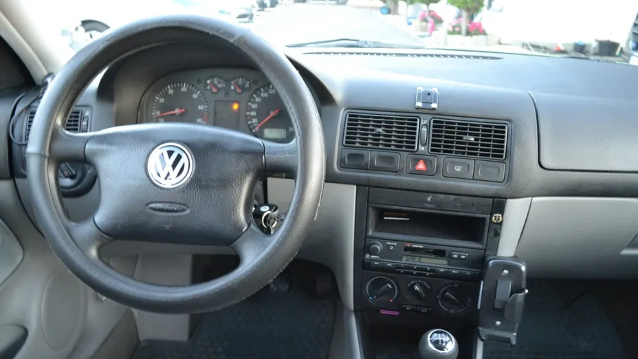 VOLKSWAGEN Golf -