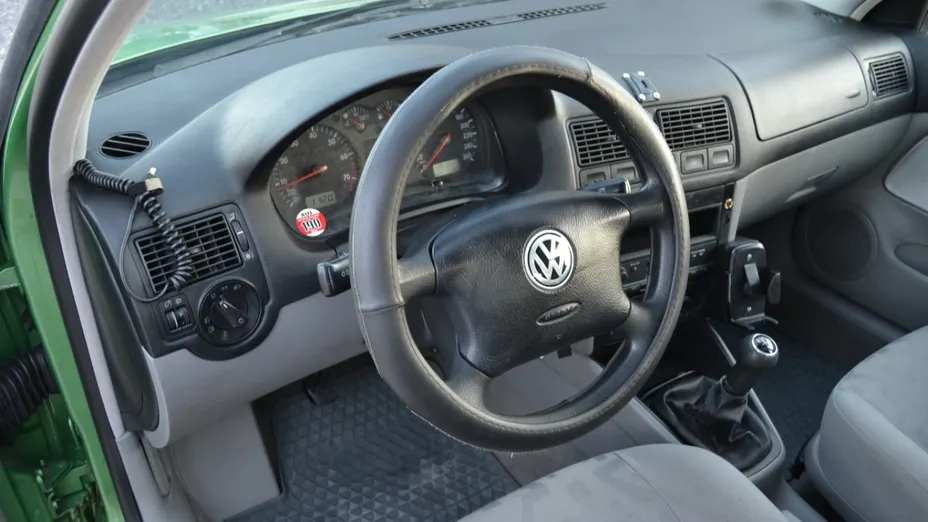 VOLKSWAGEN Golf -