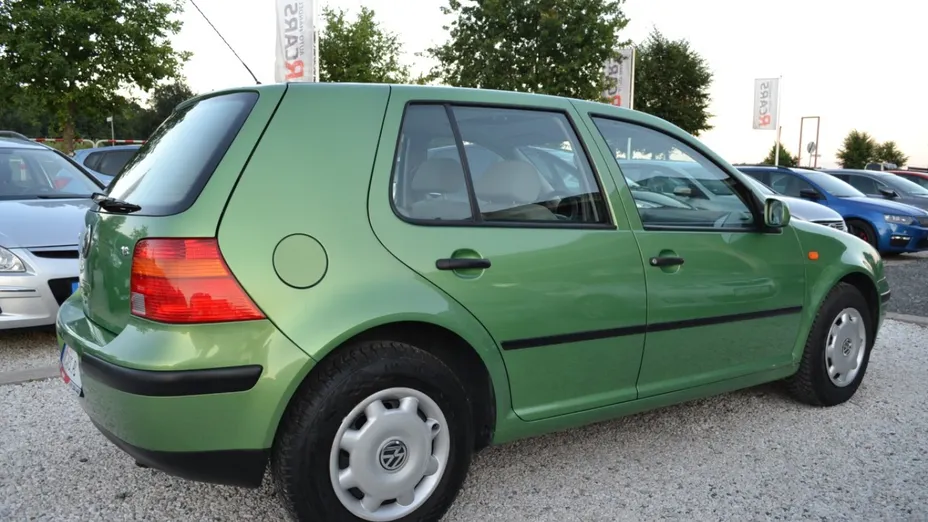 VOLKSWAGEN Golf -